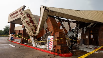 Vista general de un edificio destruído de Veteranos, en Temple, Texas.
