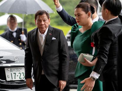 El presidente de Filipinas, Rodrigo Duterte, con su hija, Sara Duterte-Carpio, en una ceremonia del emperador Naruhito de Japón, en Tokio, el 22 de octubre de 2019.