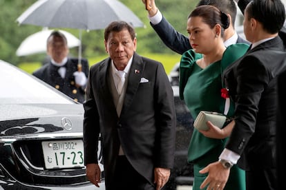 O presidente das Filipinas, Rodrigo Duterte, com sua filha, Sara Duterte-Carpio, em uma cerimônia do imperador Naruhito do Japão, em Tóquio, em 22 de outubro de 2019.