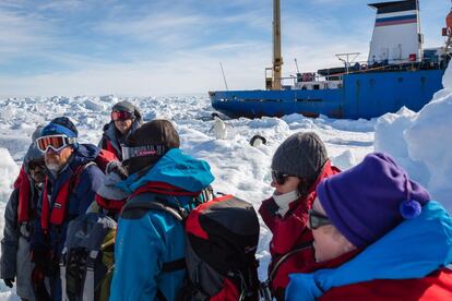 La tripulación del barco ruso MV Akademik Shokalski, atrapado en la Antártida, espera la llegada del helicóptero de rescate.
