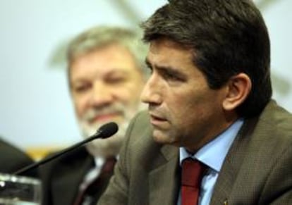 Fotografía tomada en agosto de 2012 en la que se registró a Raúl Sendic (d), quien dimitió este martes a su cargo de presidente de la Administración Nacional de Combustibles, Alcoholes y Portland (ANCAP) en Uruguay. EFE/Archivo