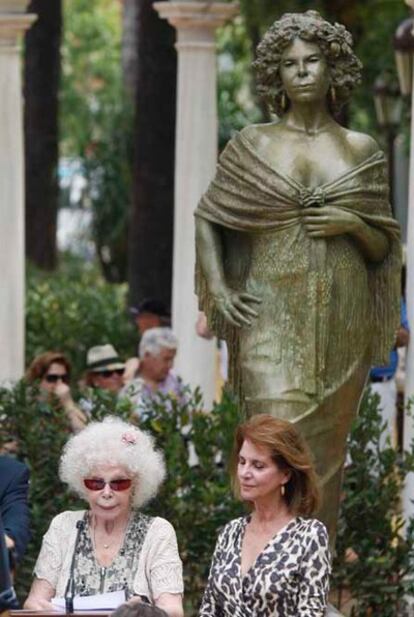Isabel de León, presidenta de la Real Academia de Bellas Artes Santa Isabel de Hungría de Sevilla, acompaña a la Duquesa de Alba en el acto de inauguración de los jardines del Cristina tras las obras de rehabilitación.