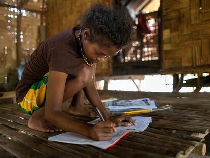 Abigail Sibal, de 13 años, estudia en su casa de Porac, en Filipinas.