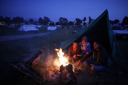 Moradores se preparam para passar a noite ao lado de uma fogueira nos arredores de Katmandu (Nepal), 27 de abril de 2015.