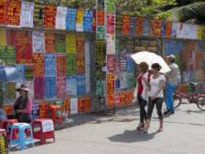 Pared cubierta con anuncios publicados por empresarios con ofertas de trabajo, en Sanya, en la provincia de Hainan (China). EFE/Archivo