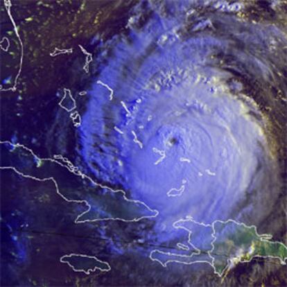 Imagen de satélite del huracán, situado de momento sobre las islas Bahamas.