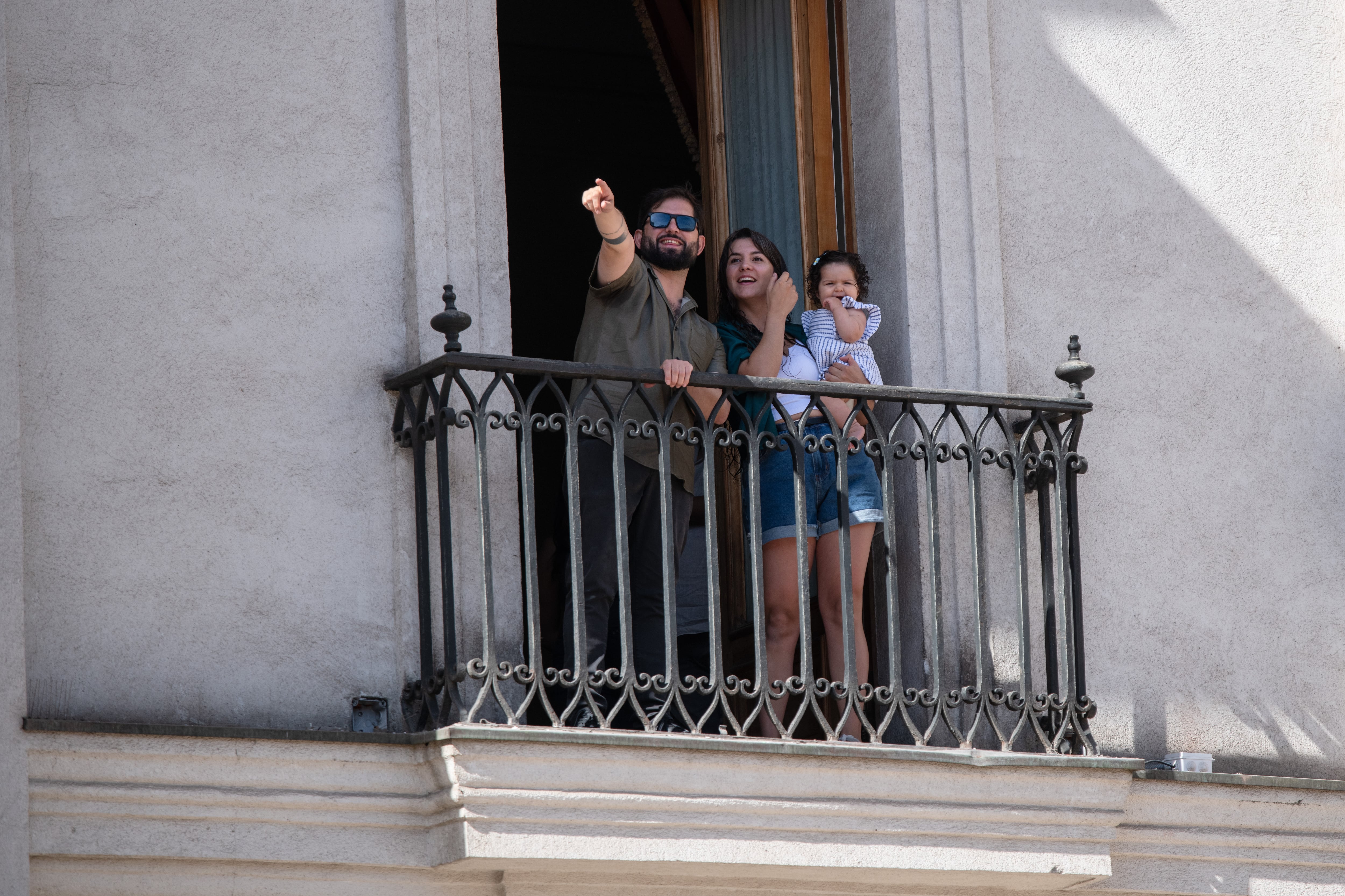 Gabriel Boric Font, junto su pareja Paula Carrasco y su hija Violeta en el Palacio de la Moneda.