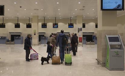 Badajoz/04-01-2011: Varios pasajeros hacen cola en los mostradores de control de equipajes del aeropuerto de Badajoz antes de coger uno de los vos vuelos a Madrid.
 FOTO: PACO PUENTES/EL PAIS