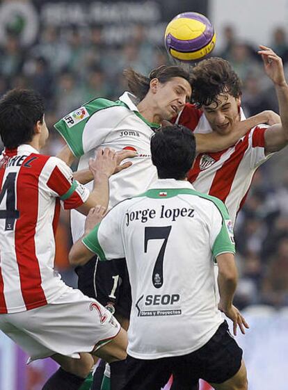 Amorebieta y Smoralek pugnan por el balón observados por el racinguista Jorge López y el jugador del Atlethic Javi Martínez