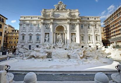 Roma reinaugura este martes la Fontana de Trevi, tras 17 meses de restauración. Durante ese tiempo, la fuente, una de los principales monumentos de la ciudad, ha permanecido vacía de agua y cubierta de andamios.