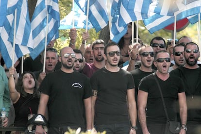 Los partidarios de extrema derecha del partido Aurora Dorada se reunieron frente a la sede de la policía de Atenas con banderas griegas para protestar por la detención del líder de su partido.