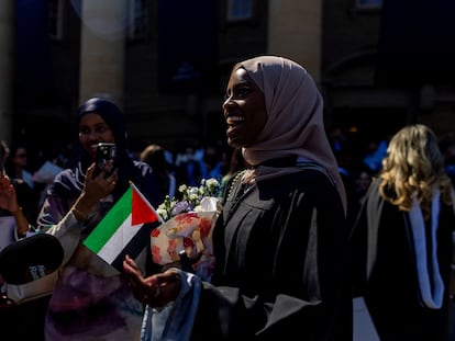 Una joven sostiene una bandera palestina tras su ceremonia de graduación en la Universidad de Toronto.