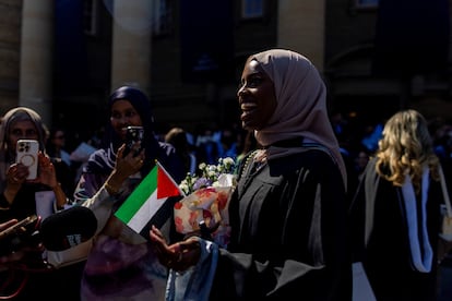 Una joven sostiene una bandera palestina tras su ceremonia de graduación en la Universidad de Toronto.