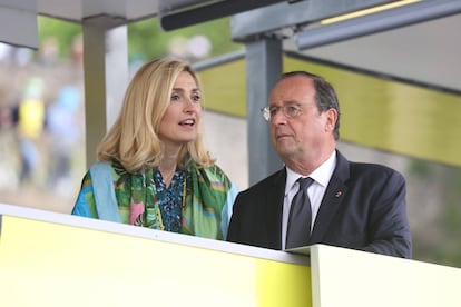 Julie Gallet y François Hollande, en junio de 2021 en Brest, Francia.