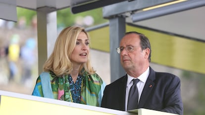 Julie Gallet y François Hollande, en junio de 2021 en Brest, Francia.