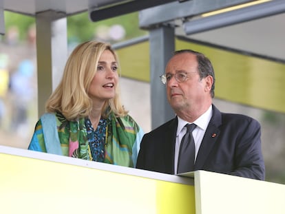 Julie Gallet y François Hollande, en junio de 2021 en Brest, Francia.