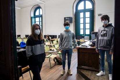 Tres alumnos del instituto público Eusebio da Guarda en A Coruña, que retoman las clases presenciales.