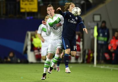 Luka Modric del Real Madrid y Maximilian Arnold del Wolfsburg compiten por el balón.