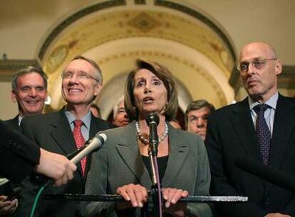 La portavoz del Partido Demócrata, Nancy Pelosi (centro), con el secretario del Tesoro, Henry Paulson (derecha), al anunciar el principio de acuerdo sobre el plan de ayudas.