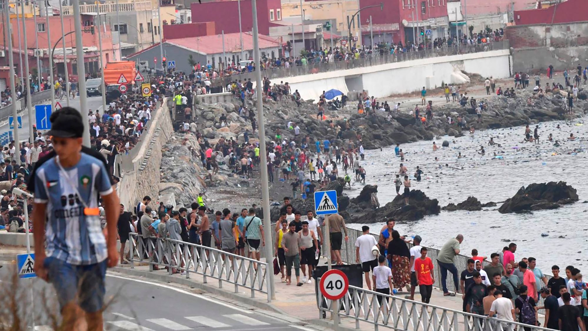 Última hora de la entrada de inmigrantes a Ceuta, en directo | Interior cifra en 50.000 los inmigrantes que han entrado irregularmente a Ceuta y destaca que la mitad ha regresado ya a Marruecos