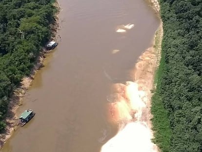 Balsas de garimpeiros na Terra Indígena.