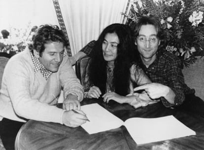 Allen Klein, Yoko Ono y John Lennon, en 1977.