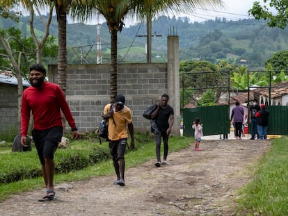 Tres desplazados que acaban de cruzar la frontera de Nicaragua con Honduras llegan a un centro religioso situado en la localidad de Trojes.
