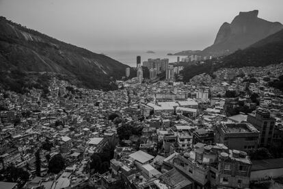 A Rocinha é um dos territórios com maior índice de tuberculose do Brasil. São mais de 300 pacientes a cada ano e uma taxa de incidência de 372 casos por 100.000 habitantes em 2013. A taxa de cura supera os 80%.