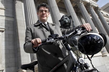 Álvaro Nadal, Diputado Revelación, aparcado frente al Congreso.