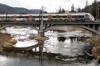 Tren de la lnea R3 de Rodalies a su paso por el ro Ter, en Ripoll.