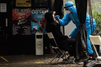 Un técnico toma una muestra para una prueba de covid en un centro de diagnóstico en Berlín (Alemania), en diciembre.