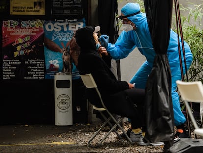 Técnico colhe amostra para exame de covid-19 em um centro de diagnóstico de Berlim (Alemanha), em dezembro.