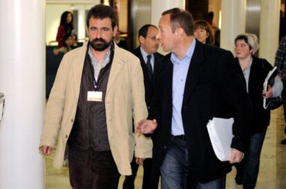 Koldo Ochandiano, con barba, en su comparecencia ante el Parlamento vasco.