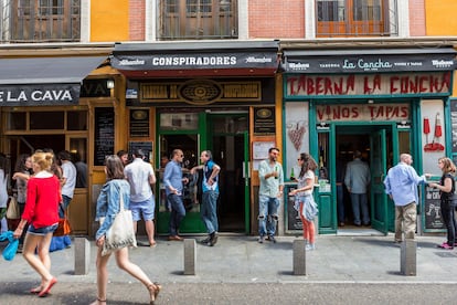 Restaurantes en la calle de la Cava Baja, en La Latina (Madrid).