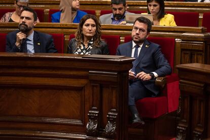 El presidente de la Generalitat, Pere Aragonès (en el centro), con el 'conseller' de Empresa y Trabajo, Roger Torrent, y la 'consellera' de Presidencia, Marta Vilagra, este viernes en Barcelona.