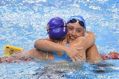 Mireia Belmonte y Judit Ignacio se abrazan tras la final de 200 mariposa.