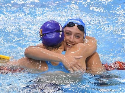 Mireia Belmonte y Judit Ignacio se abrazan tras la final de 200 mariposa.