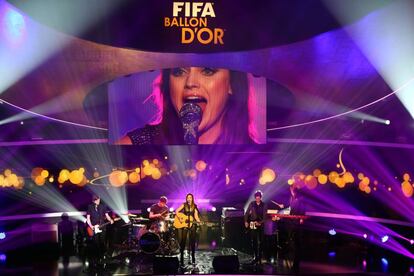 La cantante escocesa Amy McDonald ameniza la gala del Balón de Oro 2012.