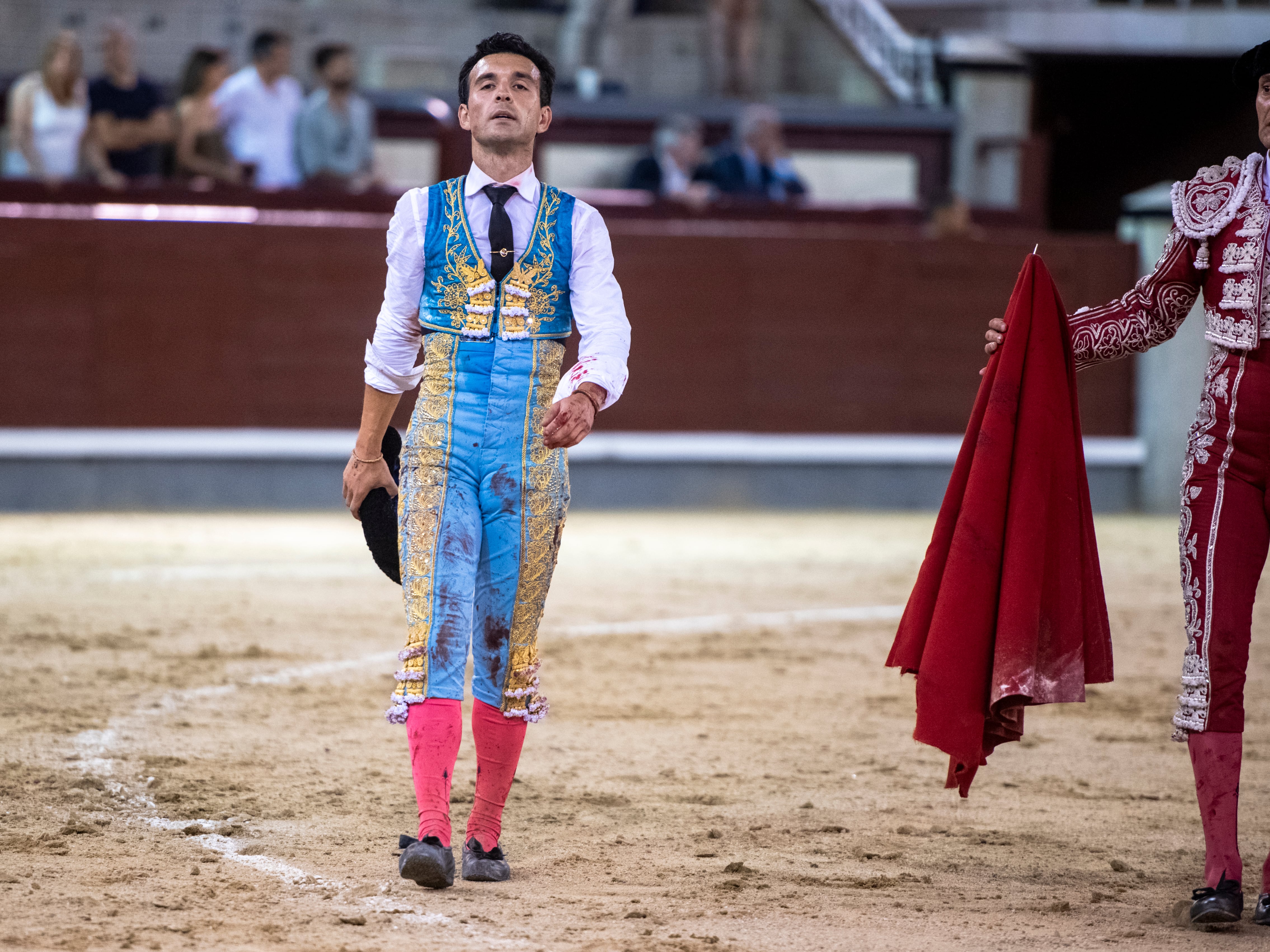 Cristian Pérez roza la Puerta Grande ante una dura mansada en Madrid