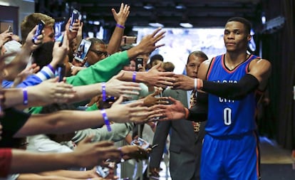 Westbrook saluda a los aficionados en Orlando.