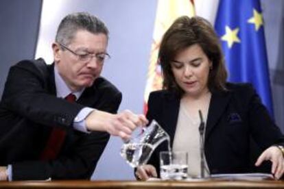 La vicepresidenta del Gobierno, Soraya Sáenz de Santamaría, acompañada del ministro de Justicia, Alberto Ruiz-Gallardón, ayer durante la rueda de prensa posterior a la reunión del Gobierno.