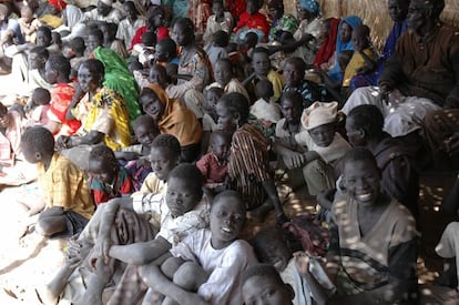 Ed Daein, Darfur, Sudán 2007. Estos desplazados del sur de Sudán llevaban viviendo en Darfur prácticamente dos décadas. Me resultó muy interesante el debate que se establecía entre jóvenes y mayores durante las visitas a los campos para la organización del retorno a sus pueblos de origen. Los jóvenes que habían nacido allí, decían que eran sudaneses y tenían derecho a quedarse, a lo que los mayores respondían indignados que ya era hora de volver a la tierra madre. En la imagen, los organizadores del retorno informaban a los desplazados sobre el procedimiento.