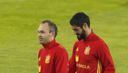 Iniesta (i) e Isco durante el entrenamiento de este martes.