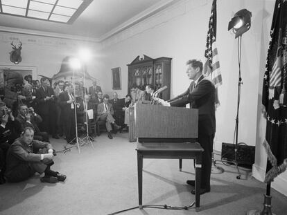 El presidente Kennedy en una conferencia de prensa el 2 de noviembre de 1962. Anunciaba que había evidencia de que las bases de misiles soviéticas en Cuba estaban siendo desmanteladas.