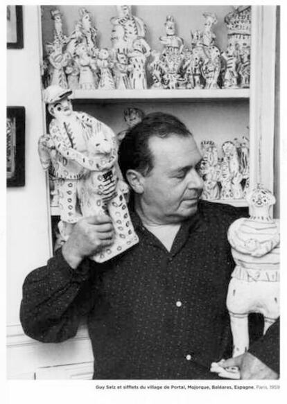 El coleccionista Guy Selz con siurells, figuras de arcilla de Mallorca