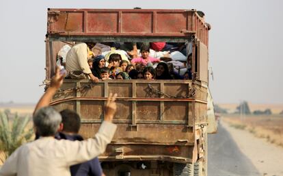 Civiles sirios kurdos huyen de la ciudad de Kobani en la frontera turca mientras Turquía y sus aliados continúan el asalto a las ciudades fronterizas controladas por los kurdos en el noreste de Siria.