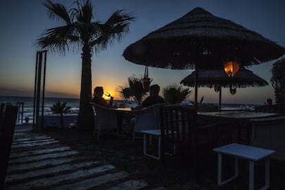 El Ajedrez Beach Club poco tiene que envidiar al hedonismo marbellí: dispone de aparcacoches, masajista, dos sushiman, sumiller y actuaciones en directo, como la del fagotista Erney Vargas esta Semana Santa. Domingos, cerrado. Más información: <a href="https://www.facebook.com/ajedrezbeachclub" target="_blank">facebook.com/ajedrezbeachclub</a>