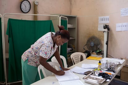 El personal de centros como este llevan un cuidadoso registro de los enfermos y se esfuerzan por verificar los casos positivos de cólera en el país (Haití). La información es clave para localizar los brotes y poder ofrecer una respuesta adecuada que permita ir mejorando la asistencia y la respuesta.