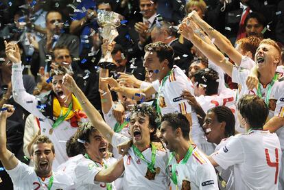 Los sub 19 españoles festejan el título europeo logrado a costa de los checos.
