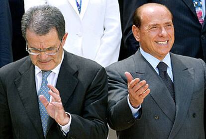 El presidente de la Comisión Europea, Romano Prodi (izquierda), junto al primer ministro italiano, Silvio Berlusconi.